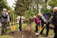 Ein Zukunftsbaum wird gemeinsam gepflanzt. Foto: C. Neupert, Alle Rechte LNG